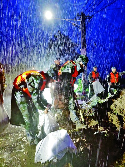 解放軍和武警官兵緊急投入河南抗洪搶險