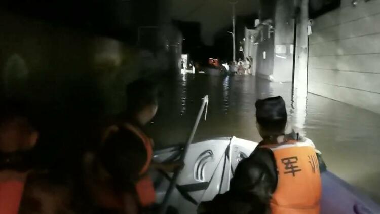 強降雨致河水倒灌 第83集團軍連夜轉移300余名被困村民
