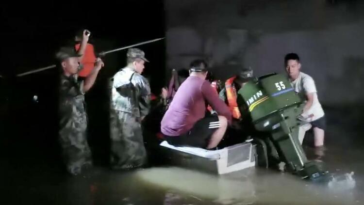 強降雨致河水倒灌 第83集團軍連夜轉移300余名被困村民