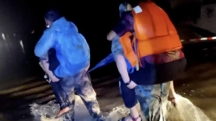 強降雨致河水倒灌 第83集團軍連夜轉移300余名被困村民