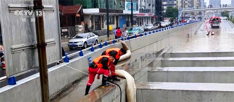 風雨之下攜手共進！直擊鄭州防汛救災中的暖心畫面