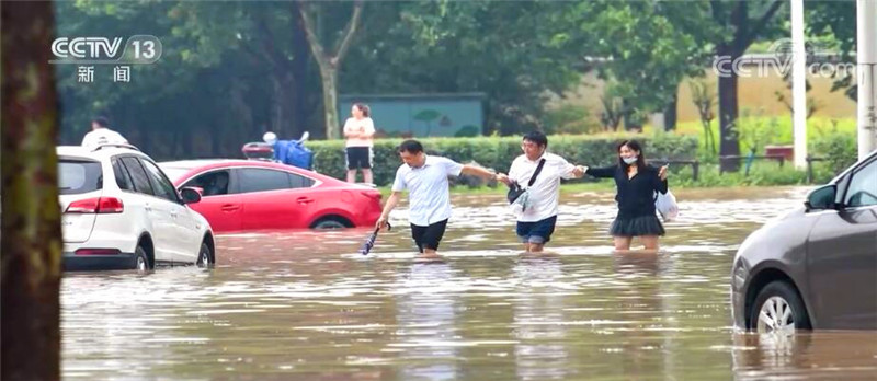 風雨之下攜手共進！直擊鄭州防汛救災中的暖心畫面