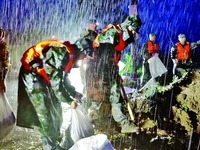 解放軍和武警官兵緊急投入河南抗洪搶險