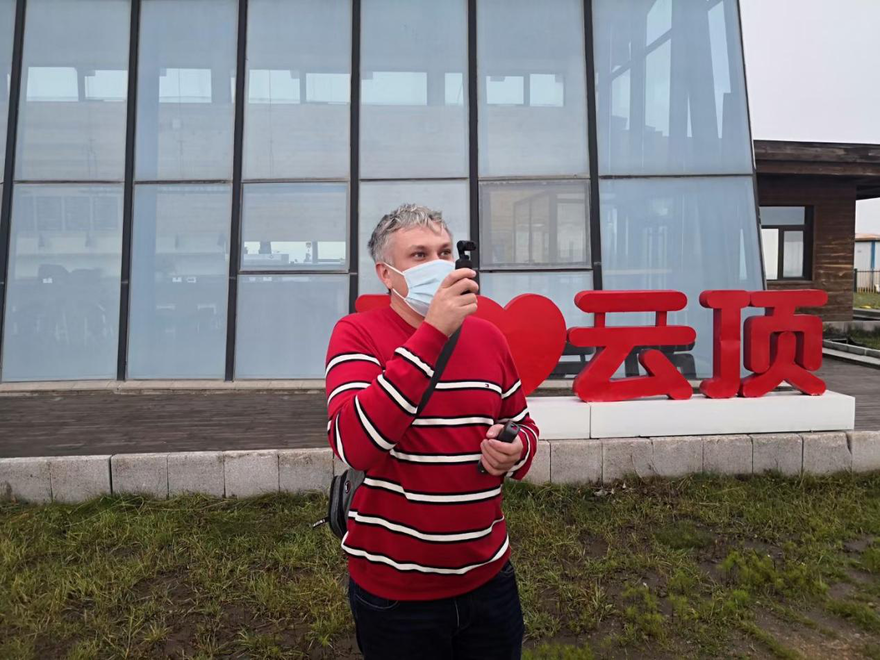Foreign Internet Influencers Amazed at 'Treasure' Venues in Chongli Competition Zone_fororder_dv5