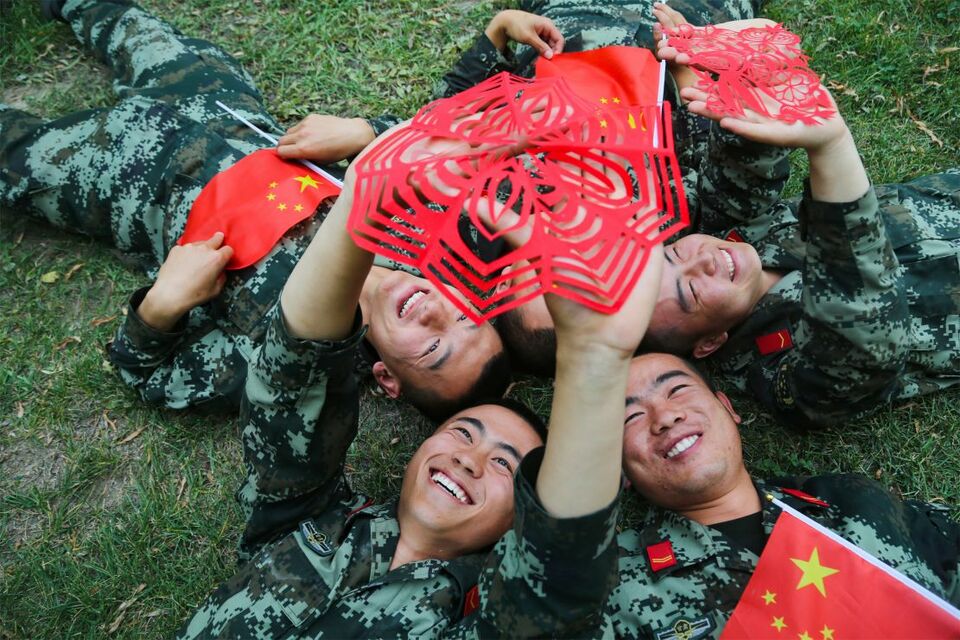 迎國慶：軍民趣味剪紙 “中國紅”輝映“橄欖綠”