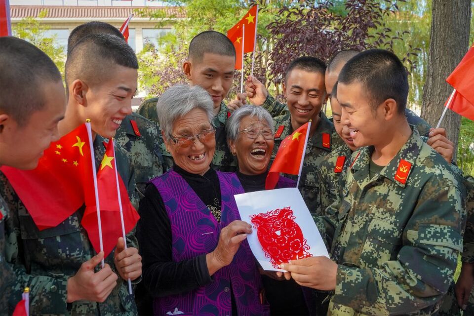迎國慶：軍民趣味剪紙 “中國紅”輝映“橄欖綠”