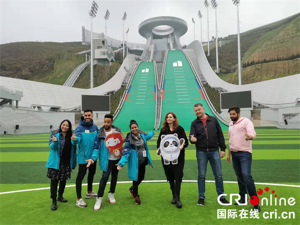 Foreign Internet Influencers Amazed at 'Treasure' Venues in Chongli Competition Zone_fororder_dv3