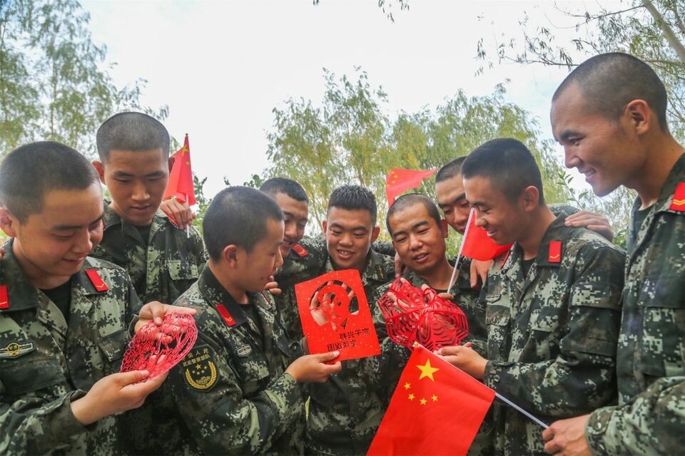 迎國慶：軍民趣味剪紙 “中國紅”輝映“橄欖綠”