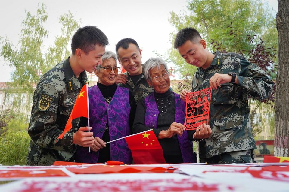 迎國慶：軍民趣味剪紙 “中國紅”輝映“橄欖綠”