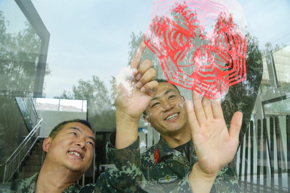 迎國慶：軍民趣味剪紙 “中國紅”輝映“橄欖綠”