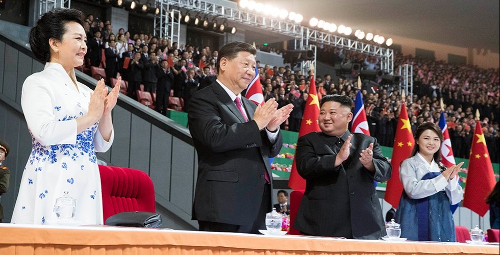 習近平和彭麗媛觀看朝鮮大型團體操和藝術演出_fororder_1124651017_1561056900433_title0h