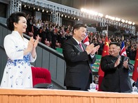 習近平和彭麗媛觀看朝鮮大型團體操和藝術演出_fororder_CqgNOl0L5oWAQGRgAAAAAAAAAAA066.900x604