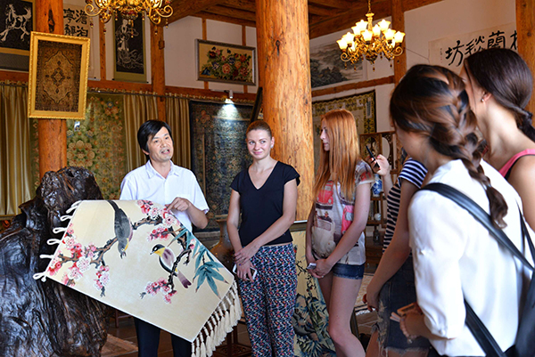 "Soft Gold Hanging on the Wall"- Intangible Cultural Heritage of Handmade Silk Carpet from Cangxi, Sichuan Province_fororder_圖片 1
