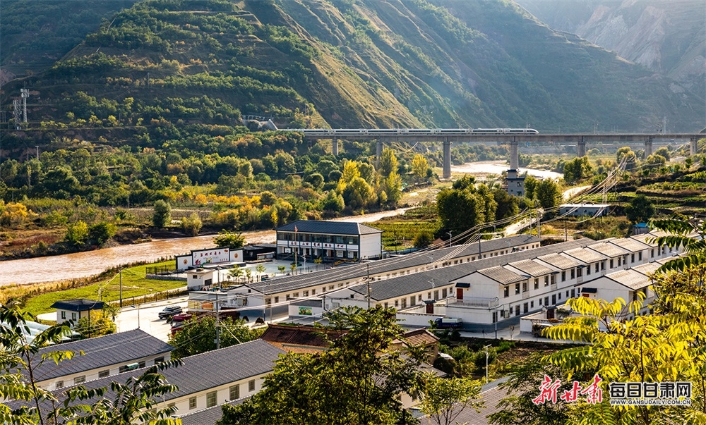【焦點圖】高鐵穿過麥積區石佛鎮馬家山村成為一道獨特風景