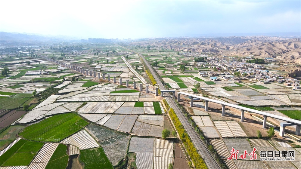 【要聞】蘭張三四線鐵路永登特大橋成功跨越蘭新線_fororder_橋1
