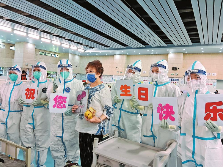 雲南援滬醫療隊方艙裏的別樣生日_fororder_1652142784(1)
