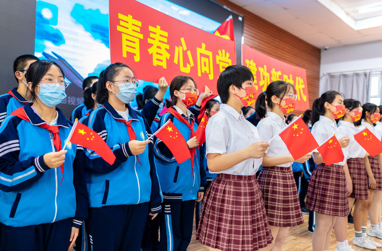 誦讀青春詩歌  展示青春風采_fororder_2——2022年5月10日，呼和浩特市第二十七中學的共青團員和少先隊員在詩誦會上共同唱響《我和我的祖國》。20220510-AW8A8039