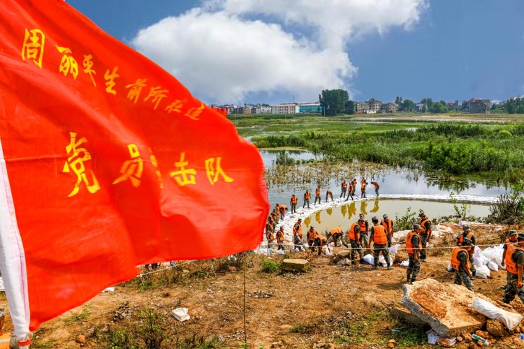 軍網網評：洪水中牢不可破的“鋼鐵大堤”
