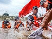 軍網網評：洪水中牢不可破的“鋼鐵大堤”