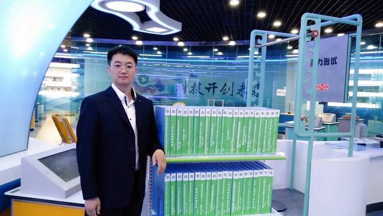 薛岩磊：做青少年科學夢想的“引路人”_fororder_e23a586cbc9e4034bfbb742331231006
