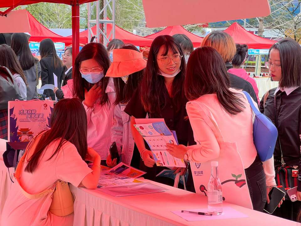 昆明官渡區舉行招聘會提供4000余個崗位