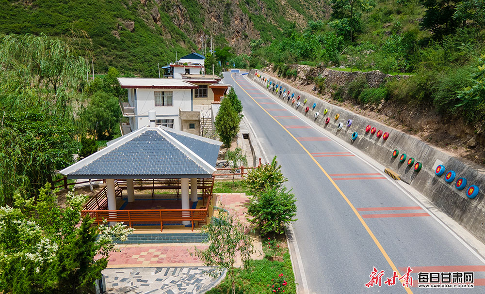 隴南宕昌：山鄉公路助力鄉村振興“加速跑”_fororder_4
