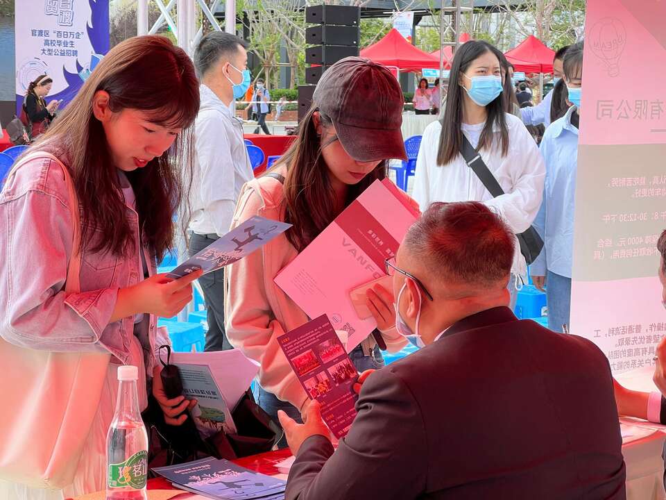昆明官渡區舉行招聘會提供4000余個崗位