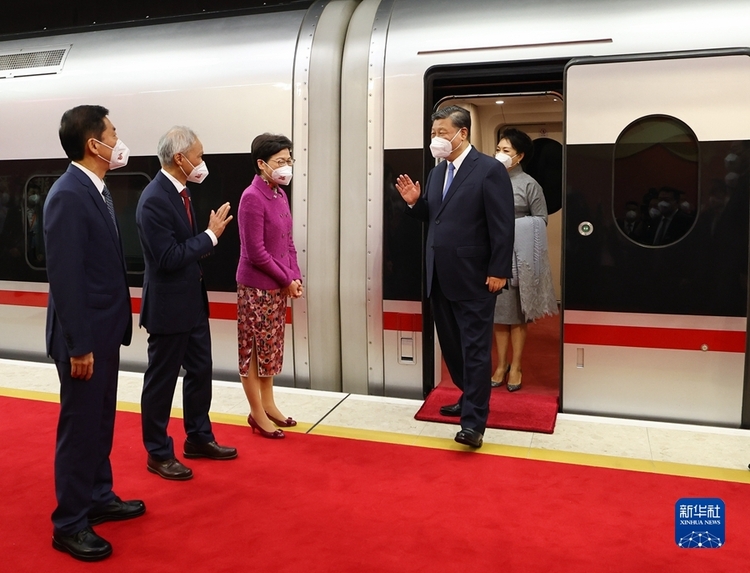 出席慶祝香港回歸祖國25週年大會暨香港特別行政區第六屆政府就職典禮並對香港進行視察 習近平抵達香港 香港特別行政區行政長官林鄭月娥等前往高鐵西九龍站迎接_fororder_2