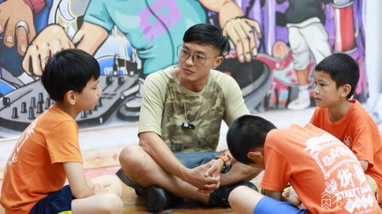你好！我來自1997丨香港“90後”青年戴杅栩：用街舞點亮留守兒童心燈