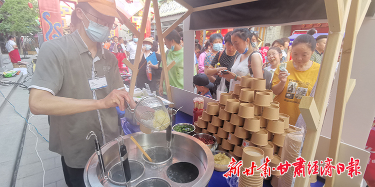 【蘭洽視界】蘭洽會美食節點亮蘭州老街“夜經濟”_fororder_1