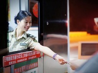穿不穿軍裝，你們都是戰士！
