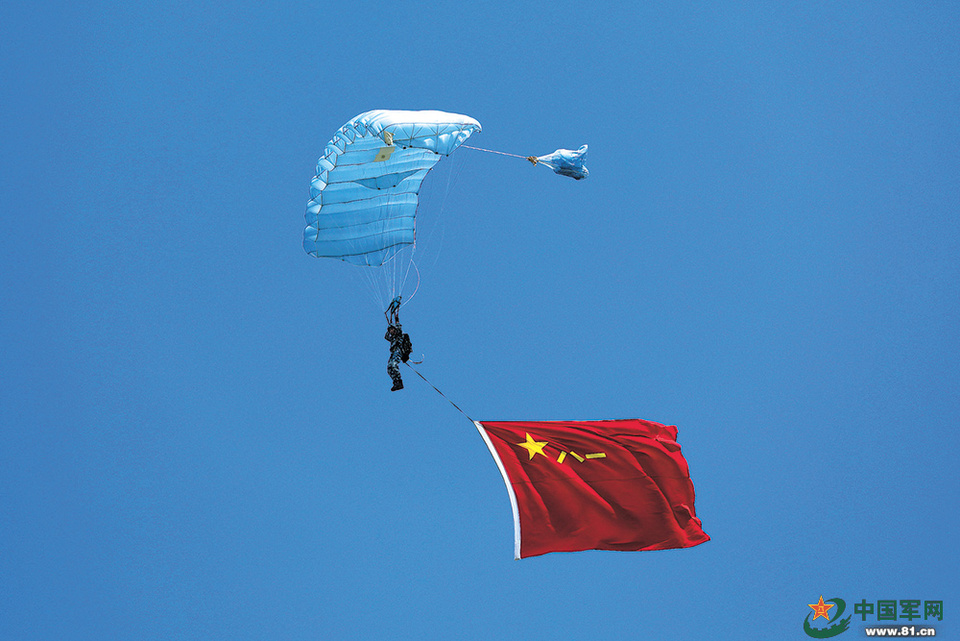 高清大圖丨各部隊多種形式慶祝“八一”建軍節