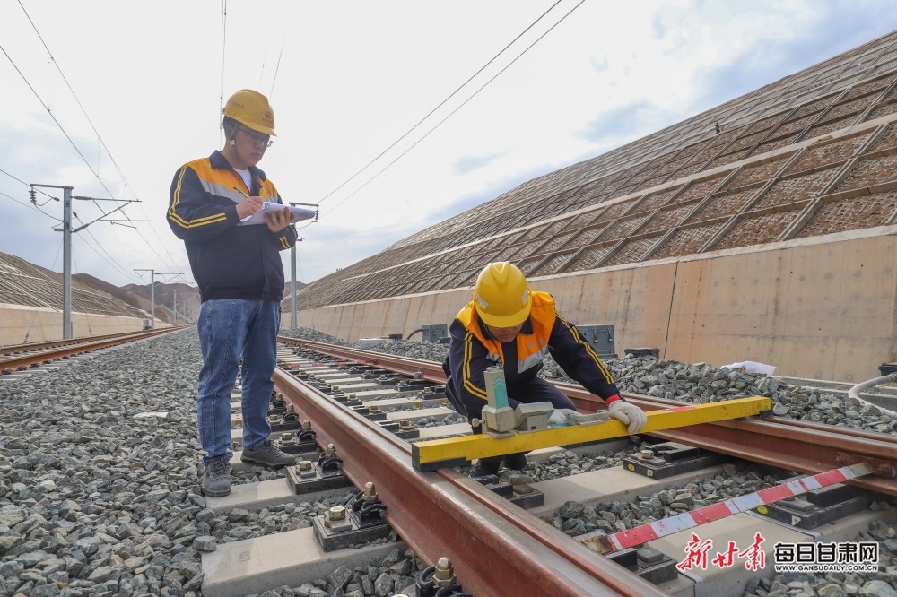 中蘭鐵路開通在即!蘭州鐵路局查驗全線接觸網設備_fororder_4