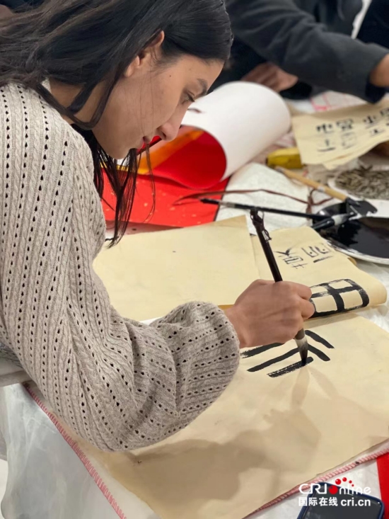 烏茲別克斯坦留學生莫麗：在青島見證上合組織國家間的交流合作_fororder_莫麗在練習書法（受訪者供圖）_副本