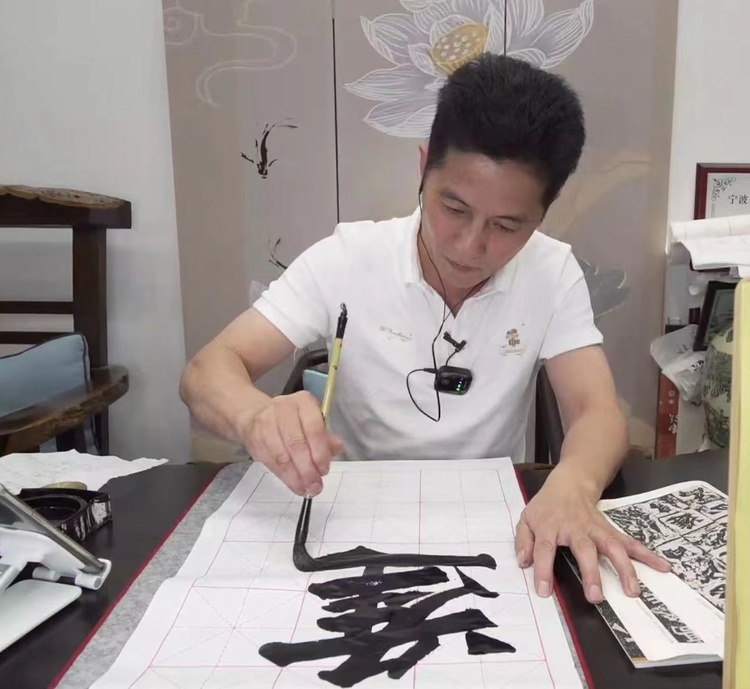 （暫不審核）浙江故事 ｜ 陸愛國：追求“入古”與“出新”，在揮毫潑墨中傳播文化正能量_fororder_15771661391141_.pic