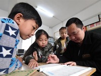 【圖片故事】“輪椅教師”的大山堅守