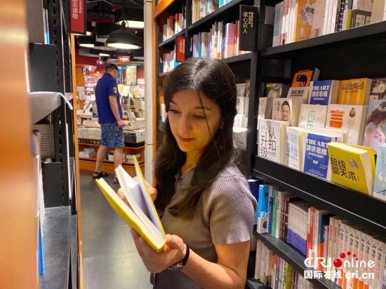 烏茲別克斯坦留學生莫麗：在青島見證上合組織國家間的交流合作_fororder_莫麗在書店（受訪者供圖）_副本