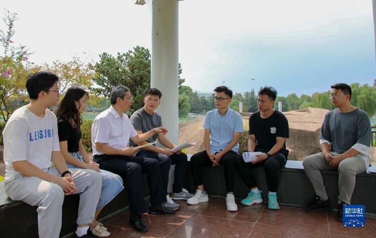 二十大代表風采丨路丙輝：陪學生走好人生路