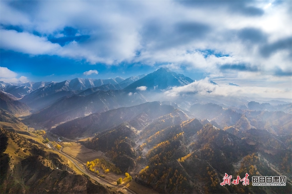 祁連山：漫山秋色猶未盡 白雪粧扮多妖嬈_fororder_1