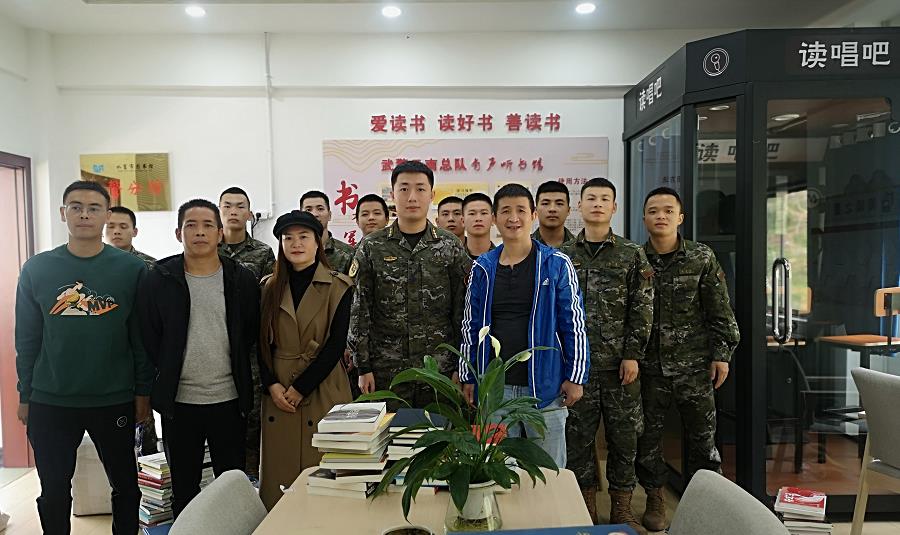 昭通水富：送書進軍營 共敘軍民情_fororder_1