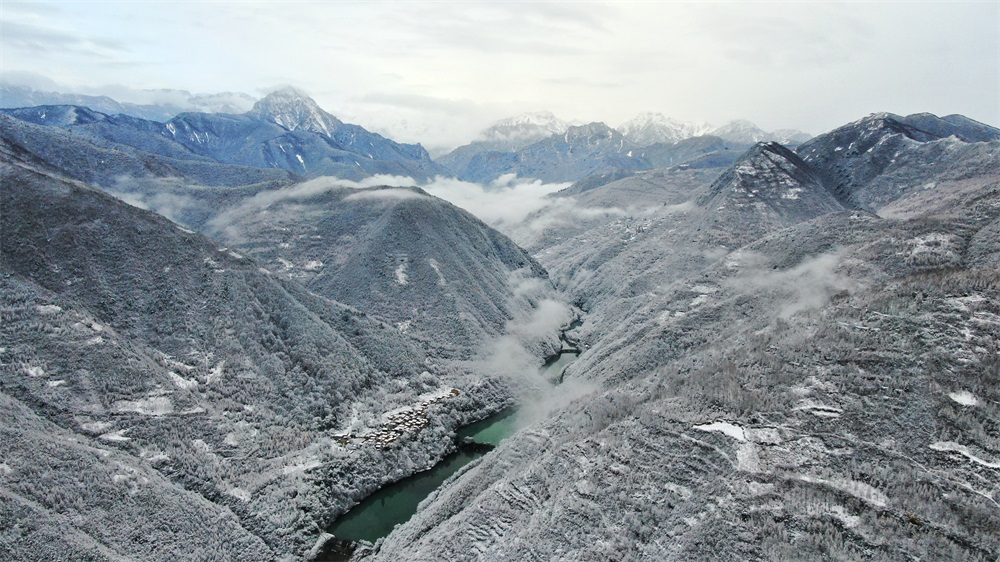 【輪播圖】隴南：湖綠村靜雲繞 雪後官鵝溝水墨畫一般_fororder_1