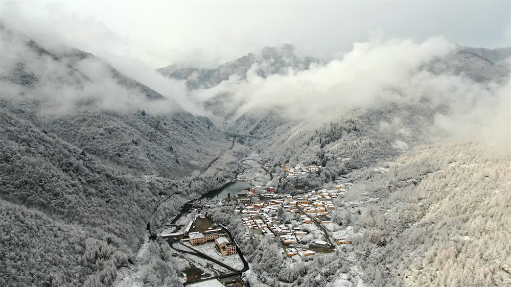 【輪播圖】隴南：湖綠村靜雲繞 雪後官鵝溝水墨畫一般_fororder_5