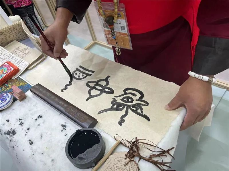 雲南交易團攜10項非遺項目精彩亮相上海“進博會”_fororder_4