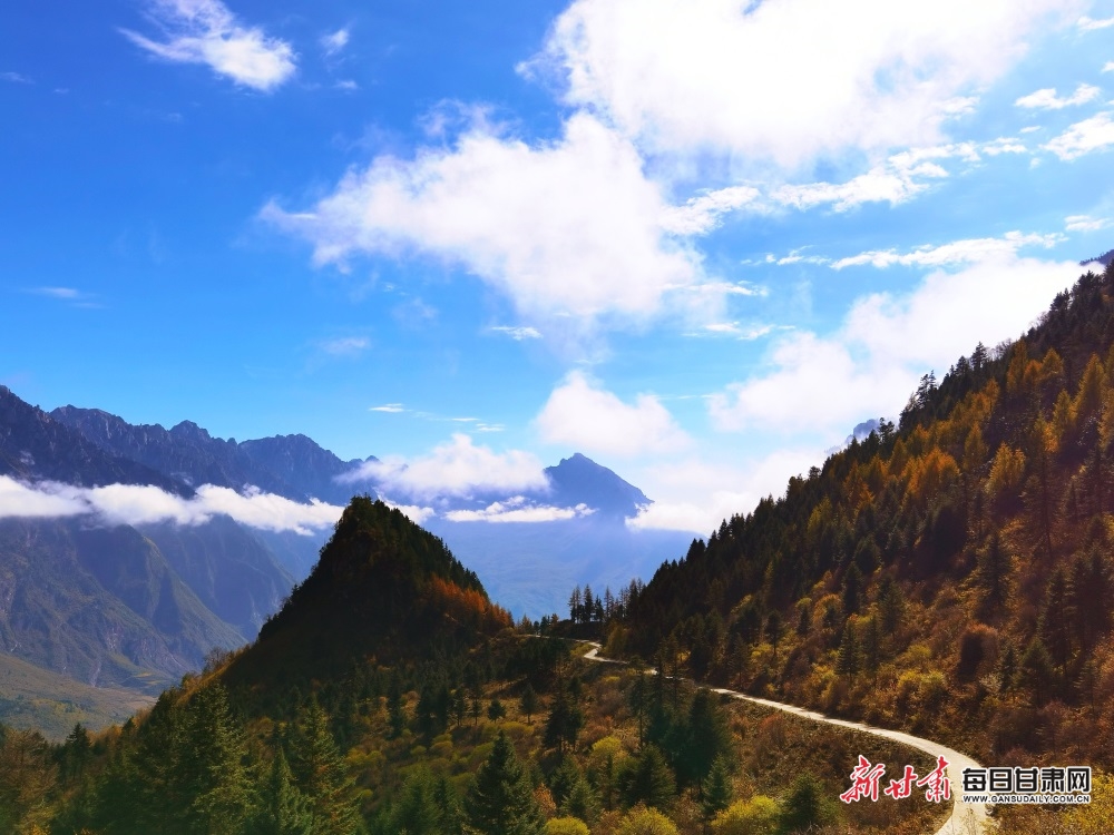 【大美甘肅】甘南：林海曲徑到藏寨 雲端山峰聳奇秀