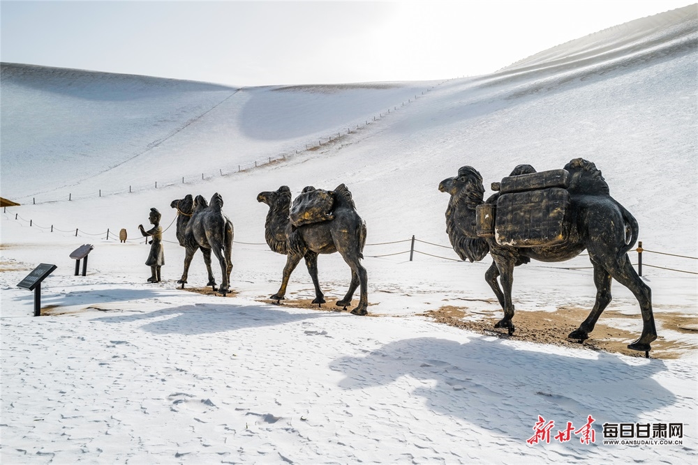 【輪播圖】敦煌：沙雪交融繪大漠 碧波盪漾月牙泉_fororder_8