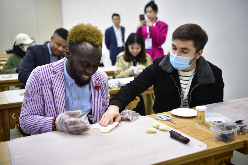 Participants of "Hi, Confucius" International Online Influencers' Study Tour in Nishan Try Making Pastries Originating from the Kong Family Mansion_fororder_圖片 2