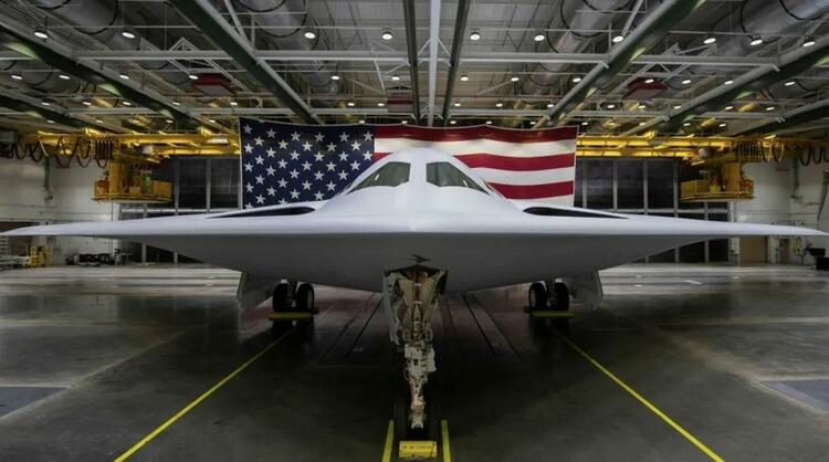 B-21首露真容，美神秘轟炸機高調作秀為哪般？
