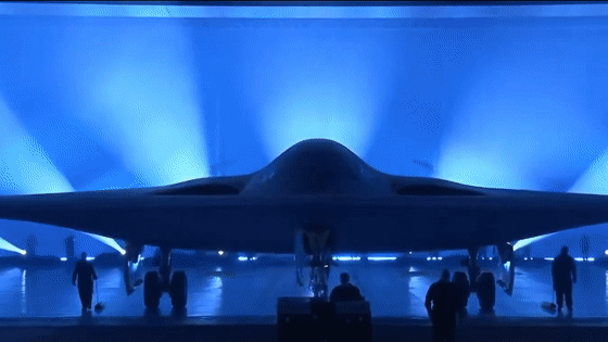 B-21首露真容，美神秘轟炸機高調作秀為哪般？