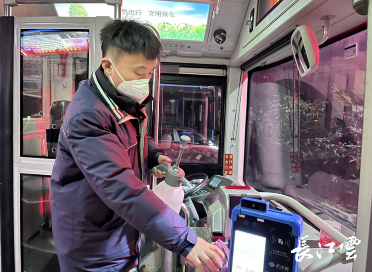 新春走基層|武漢公交90後司機迎接新年第一縷陽光