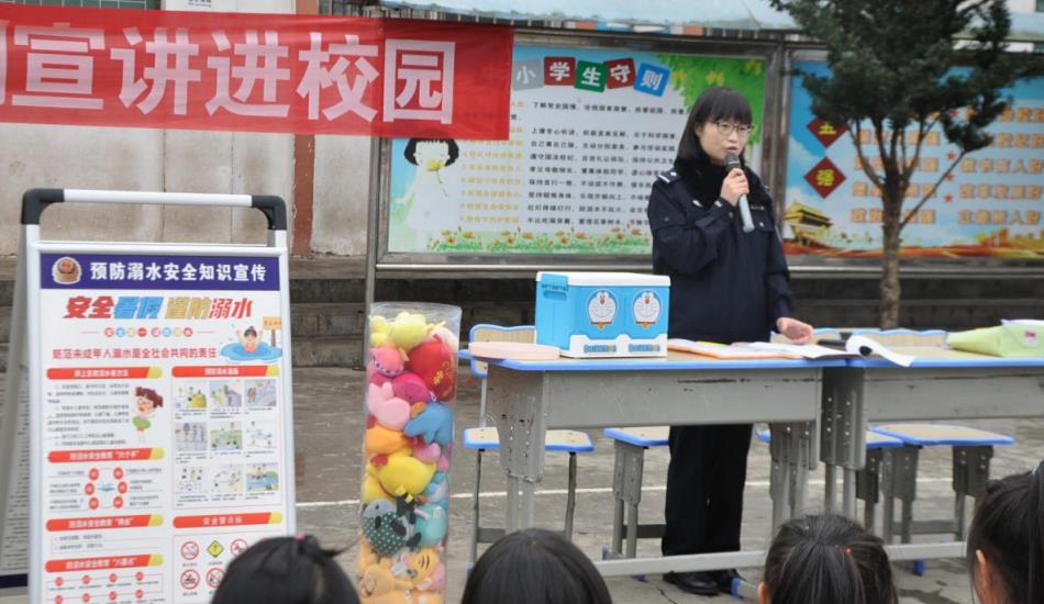 文山丘北：公安民警“送法入校”_fororder_1